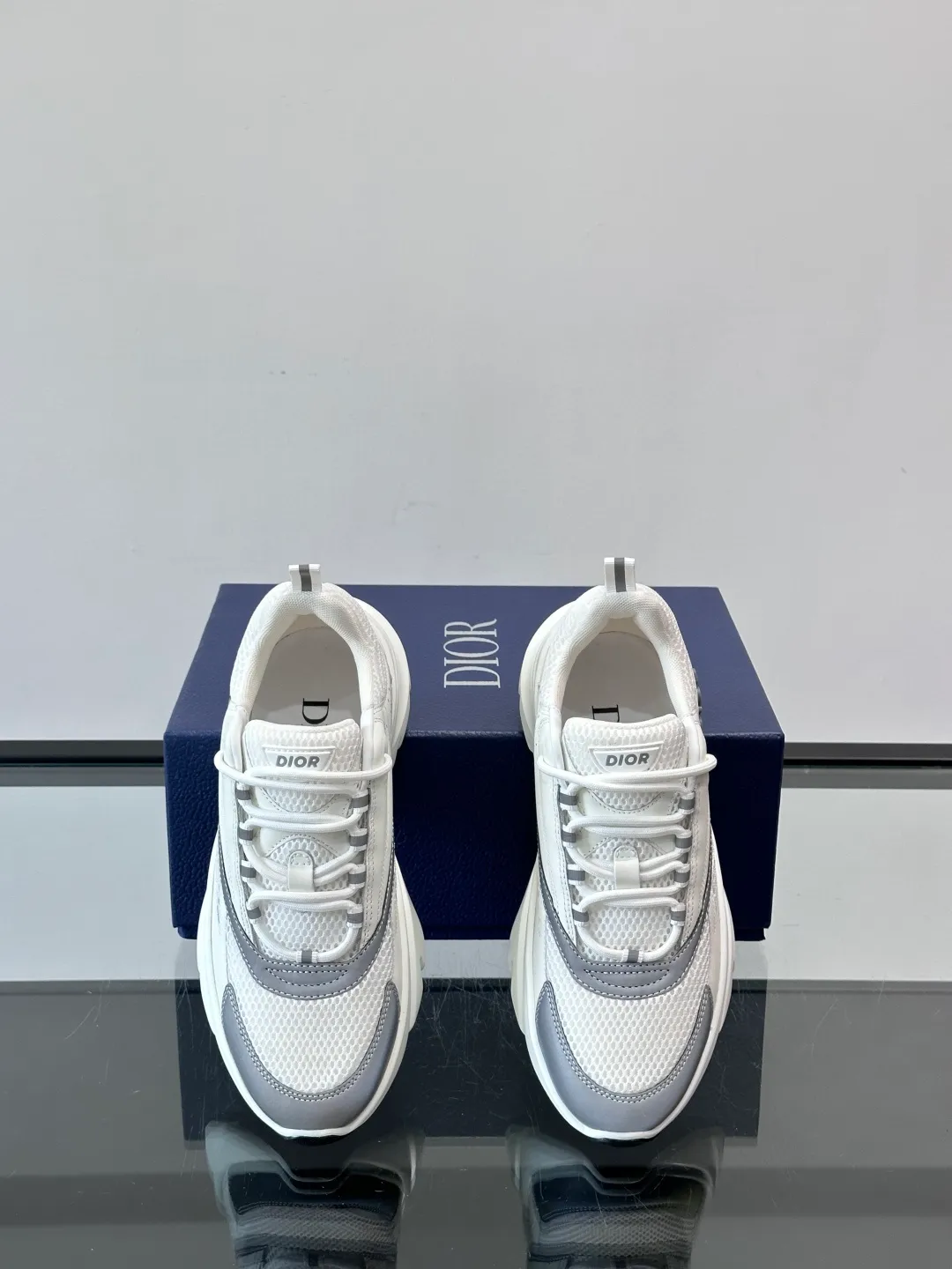Men's shoes 💰p520 "Dior" B22 retro jogging shoes, inspired by classic jogging shoes, low-top thick sole design, cow leather + mesh fabric splicing, perfect texture and breathable. The black and white engraved rubber sole has great grip and comfort, and is OK for daily wear or sports! There is an embossed "CD" logo on the side of the shoe, which is low-key and recognizable. Rich colors, black and white, gray and blue, etc., versatile and fashionable, loved by European and American hip-hop circles and bloggers, a must-have for trendy wear size: 39-44 (customized at 45.46)